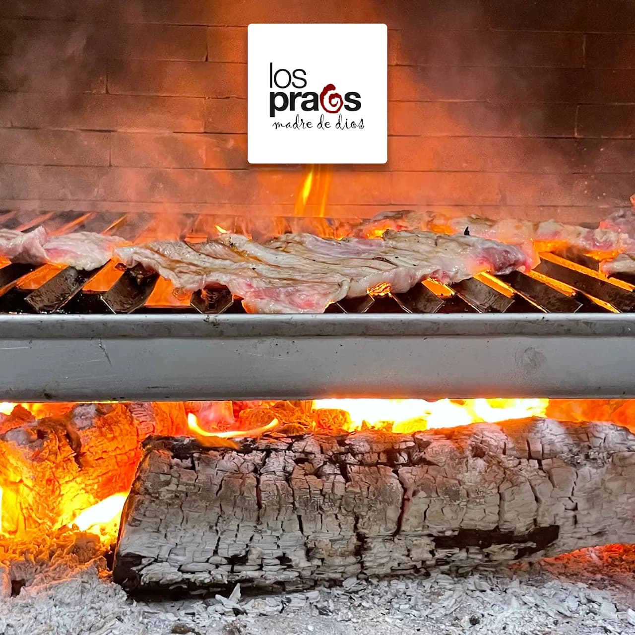 La parrilla de leña con las brasas encendidas