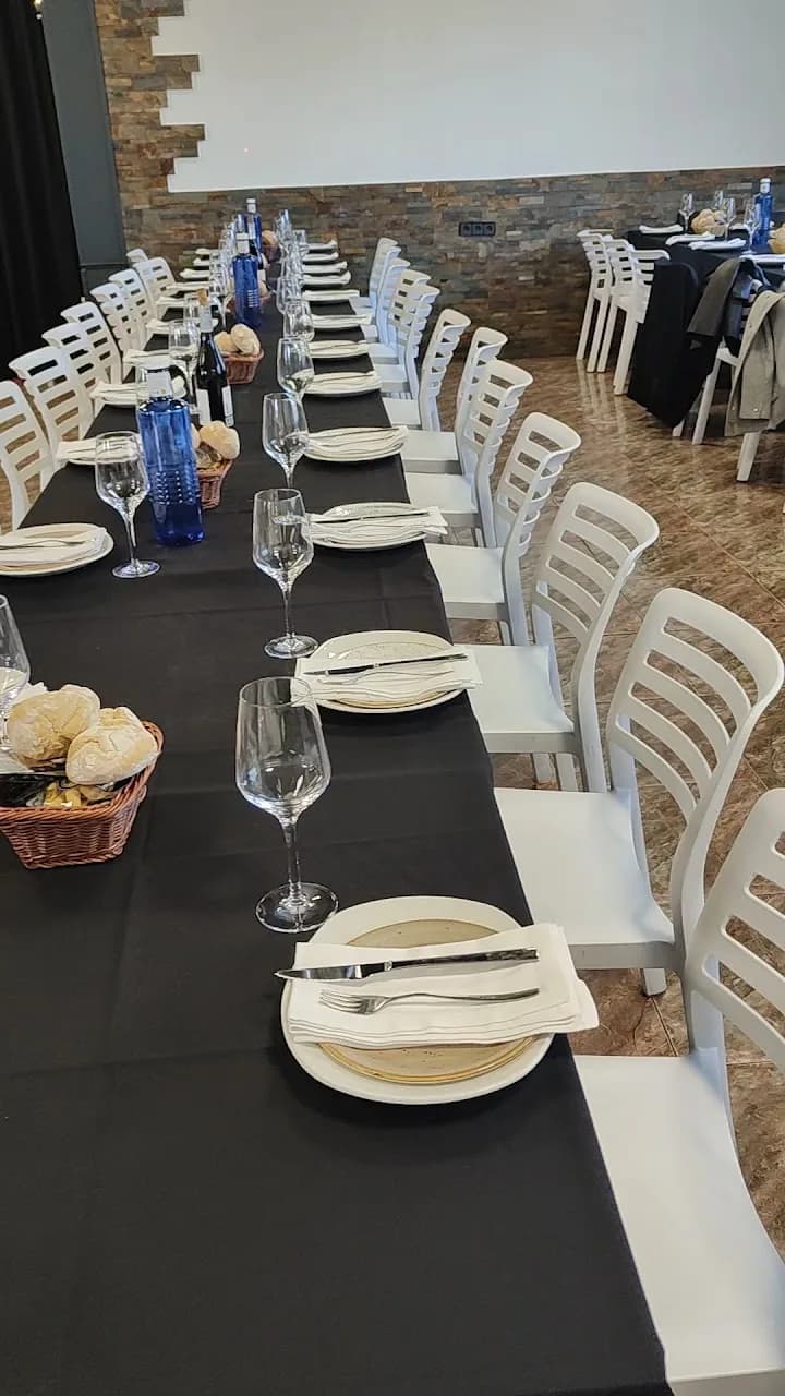 Salón con mesa larga preparada